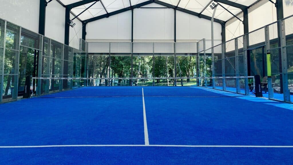 Welche Padelplatz-Typen gibt es – und welcher Anbieter passt zu Ihrem Projekt?