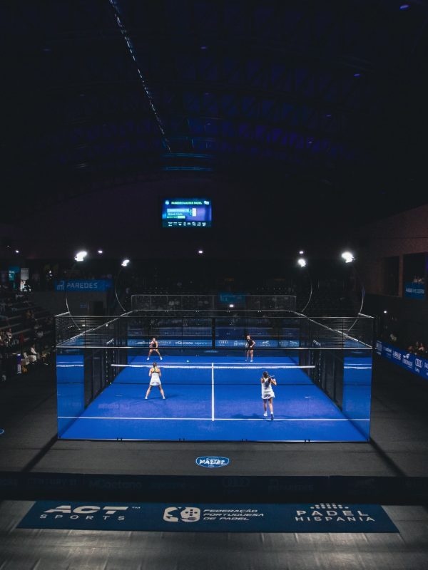 Cópia de Padel_Hipania_Master_Paredes_24 padel solution, padelbaan kopen, padel voordelen, padel inkomsten, padel banen, classic padelbaan, panorama padelbaan, full panorama padelbaan, spider padelbaan, padel diensten, padel planning, padel installatie service, padelbaan onderhoud, padel panorama baan