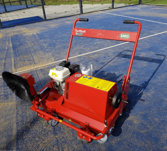Kunstgras onderhoud padelbaan intensief diepreinigen schoon zoal nieuw